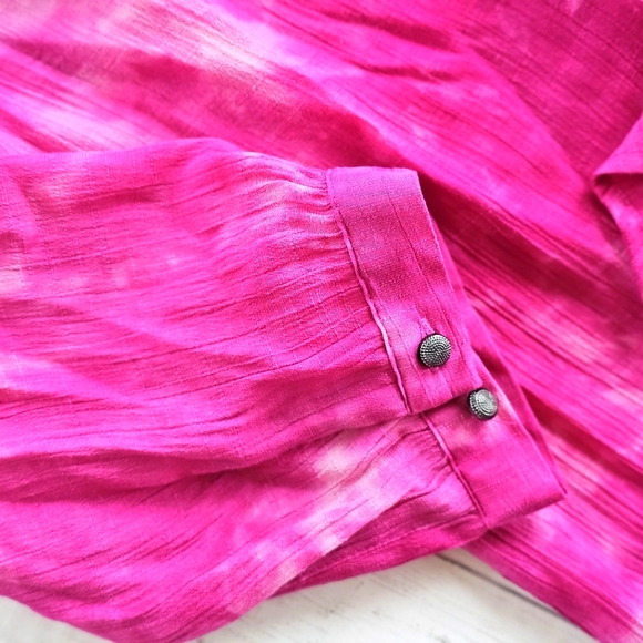 Bit & Bridle Tie Dye Pink & White Lightweight Half Sleeve Vneck Button up Blouse - Picture 7 of 7